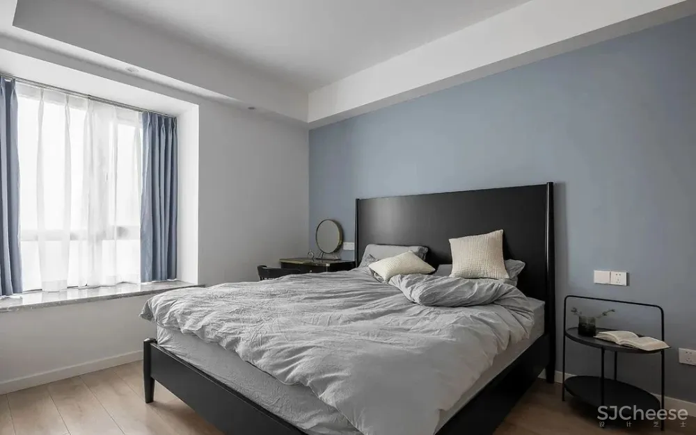 只有90平米的小套三，他家却能拥有9米长的电视墙