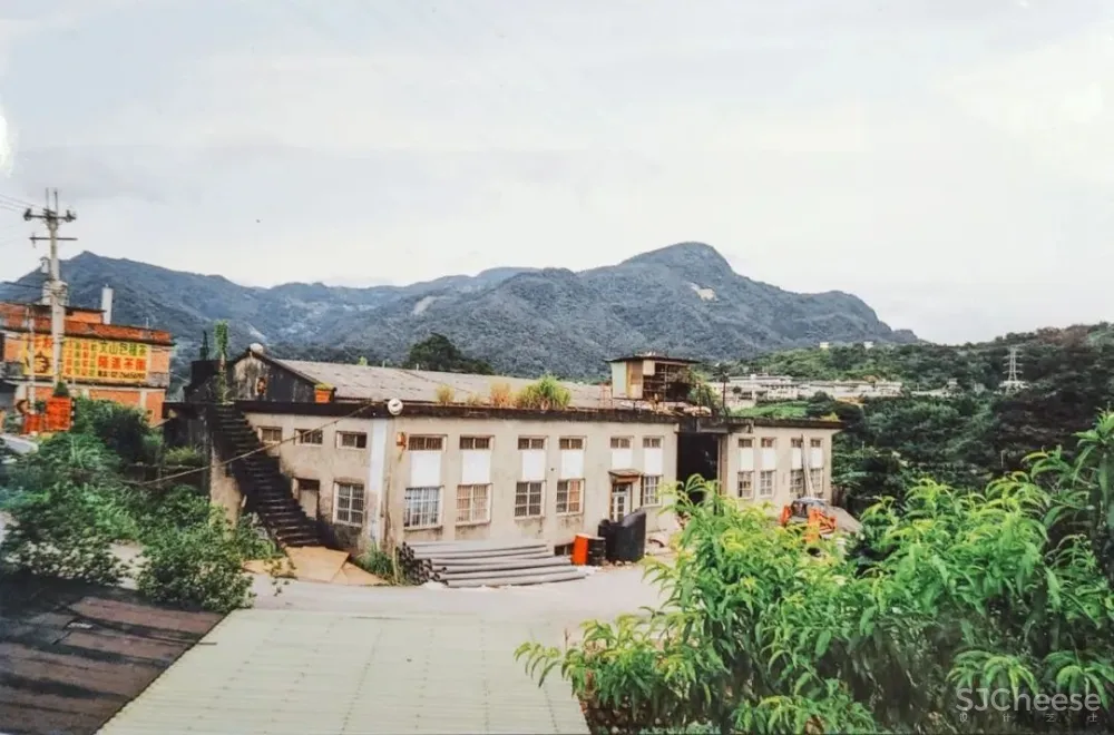 他把破茶厂改成1500㎡别墅,一张沙发就值一栋楼,却从不住人