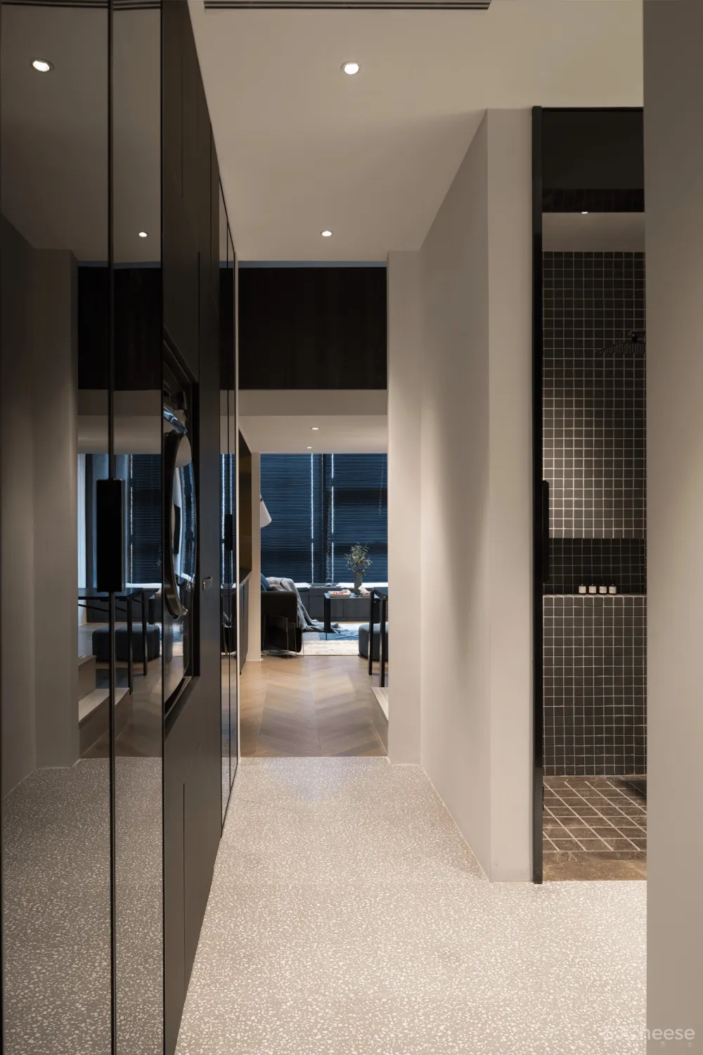 33㎡,3.5m高,3m宽,竟然变身双层豪宅?70后商务男的家,深色的大气!