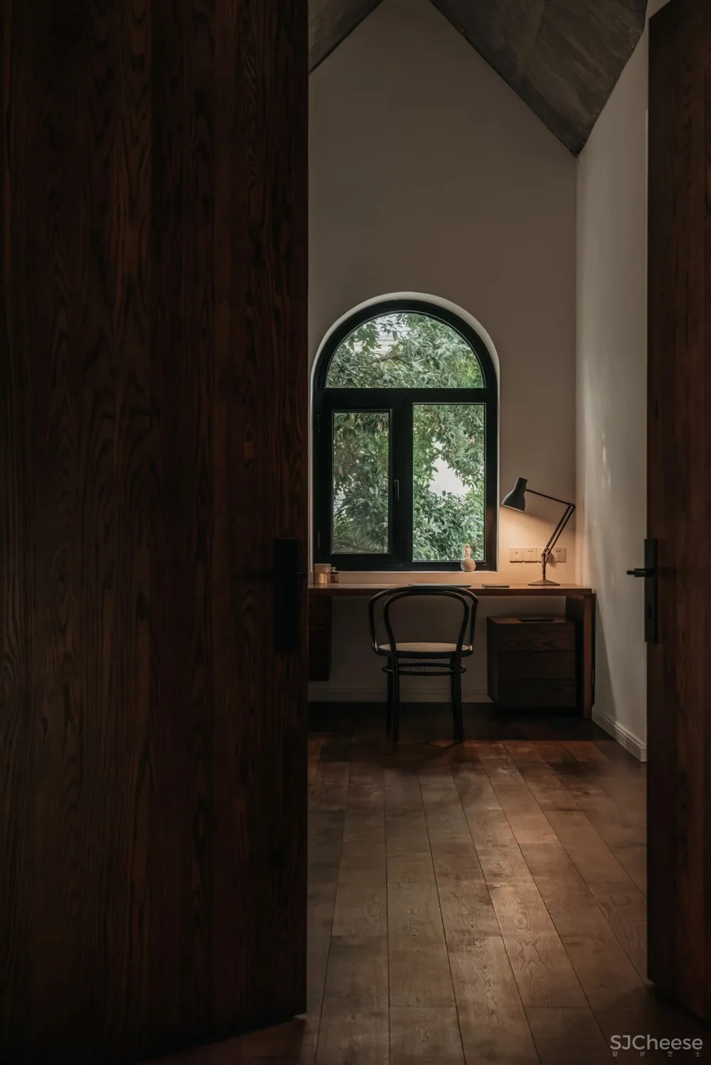 她厌倦城中豪宅，搬去郊外340m²玻璃别墅，宅着像神仙！