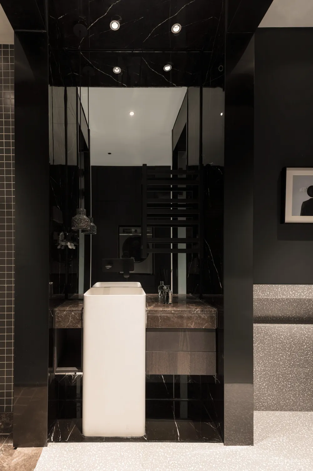 33㎡,3.5m高,3m宽,竟然变身双层豪宅?70后商务男的家,深色的大气!