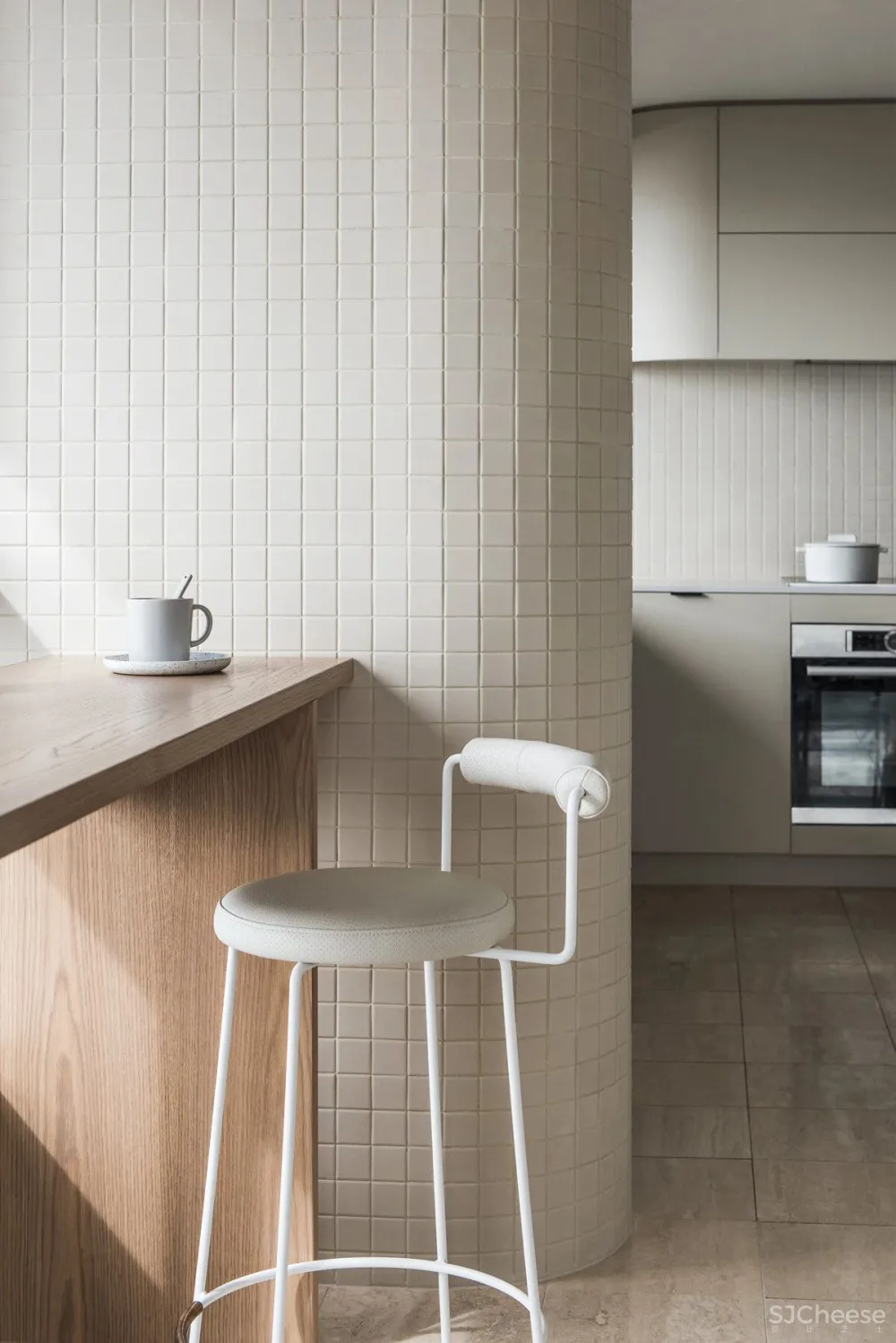 拱形元素 极简白, 打造出别样的顶层公寓