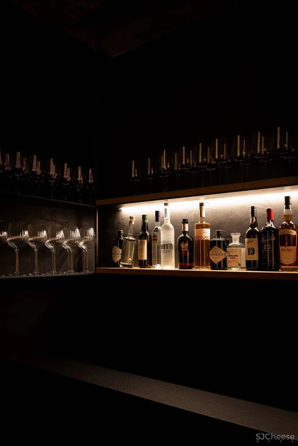 历史悠久的马车房改造成一个现代餐厅，比利时