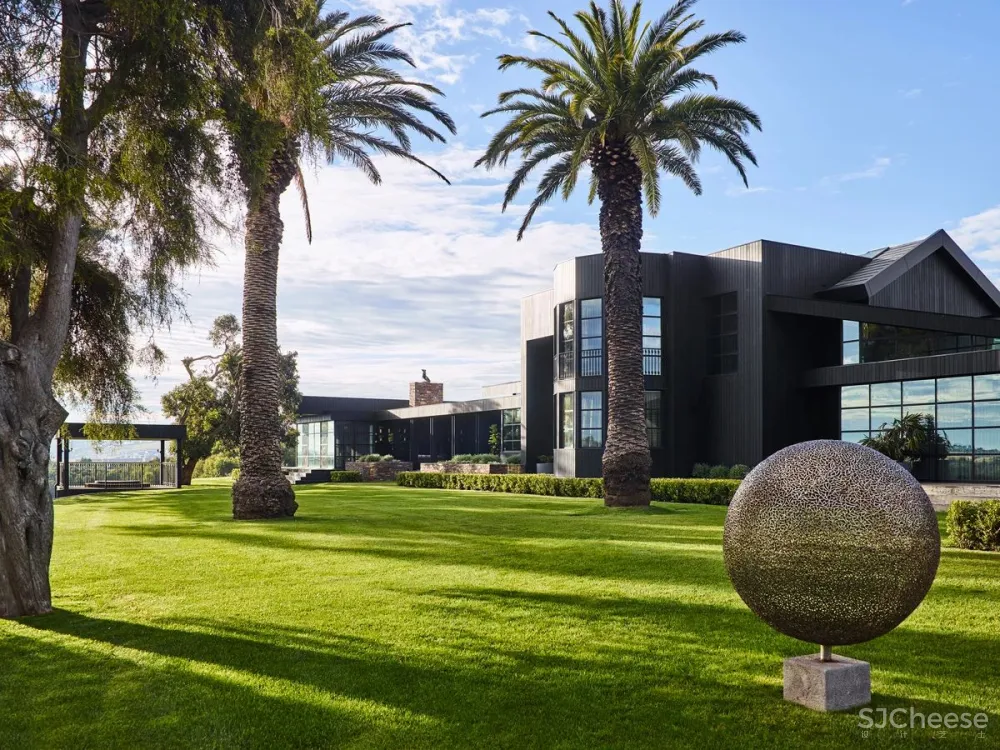 乡村别墅的大胆都市风，堪称黄铜设计典范