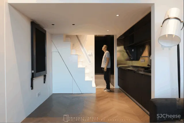 33㎡,3.5m高,3m宽,竟然变身双层豪宅?70后商务男的家,深色的大气!