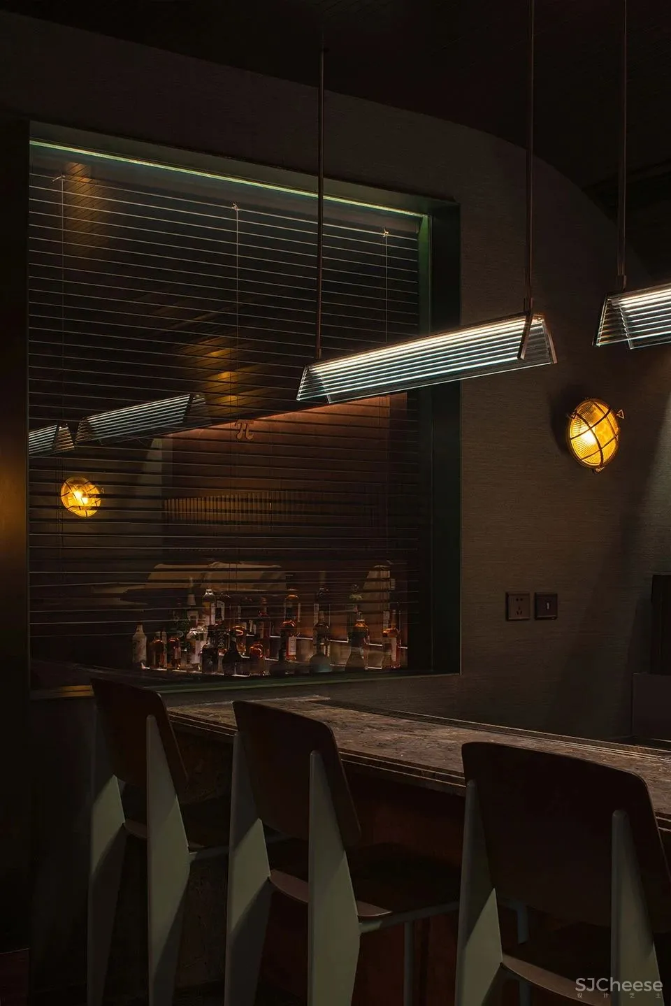 新作 结合欧式车厢和美式办公室风格 成都“π酒吧” iZ Design Studio