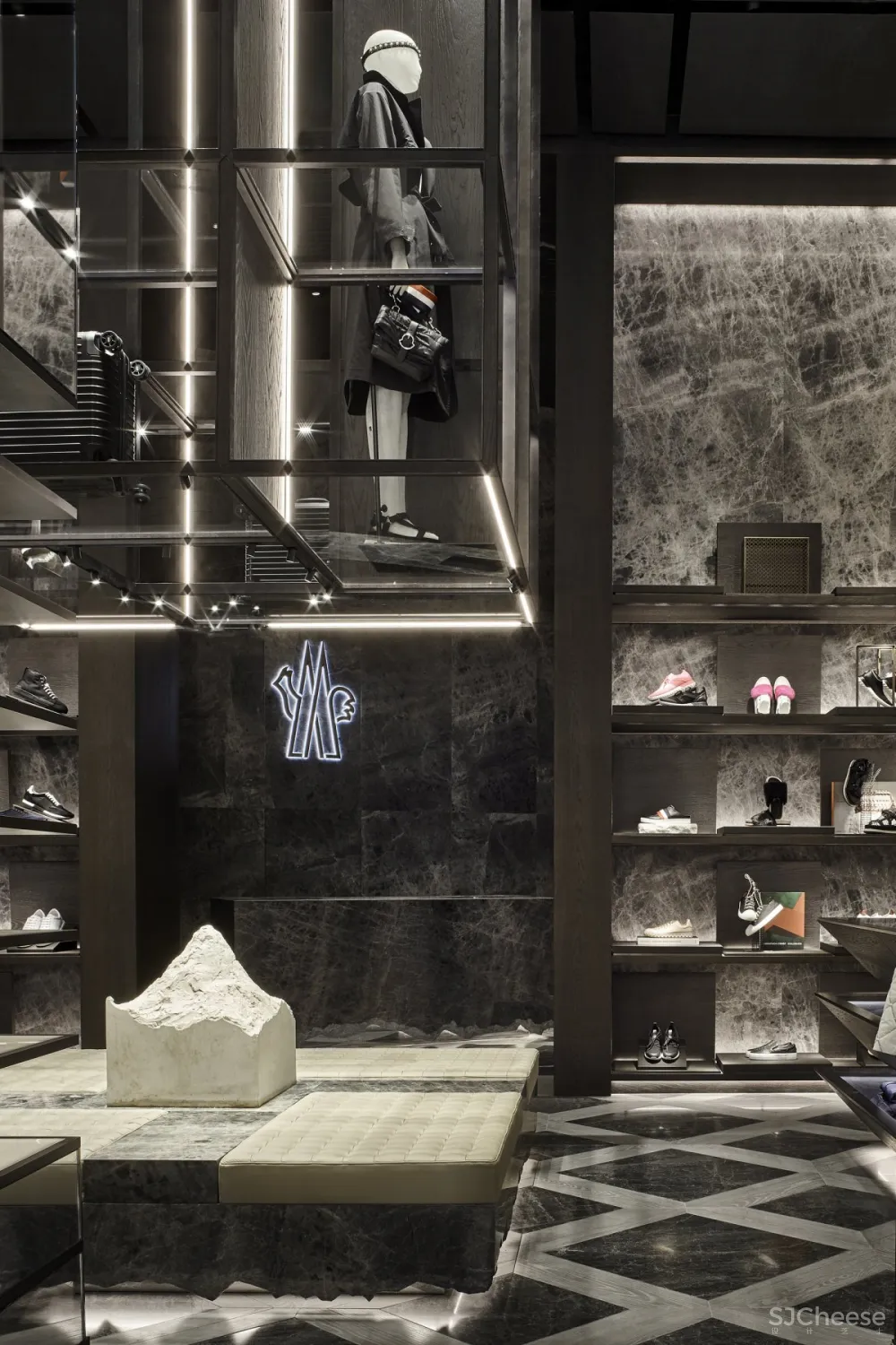 Gwenael Nicolas | Moncler Dubai Mall , 沙漠中的冰山