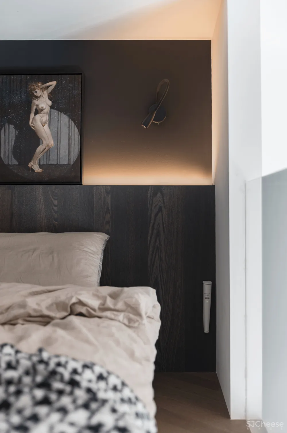 33㎡,3.5m高,3m宽,竟然变身双层豪宅?70后商务男的家,深色的大气!