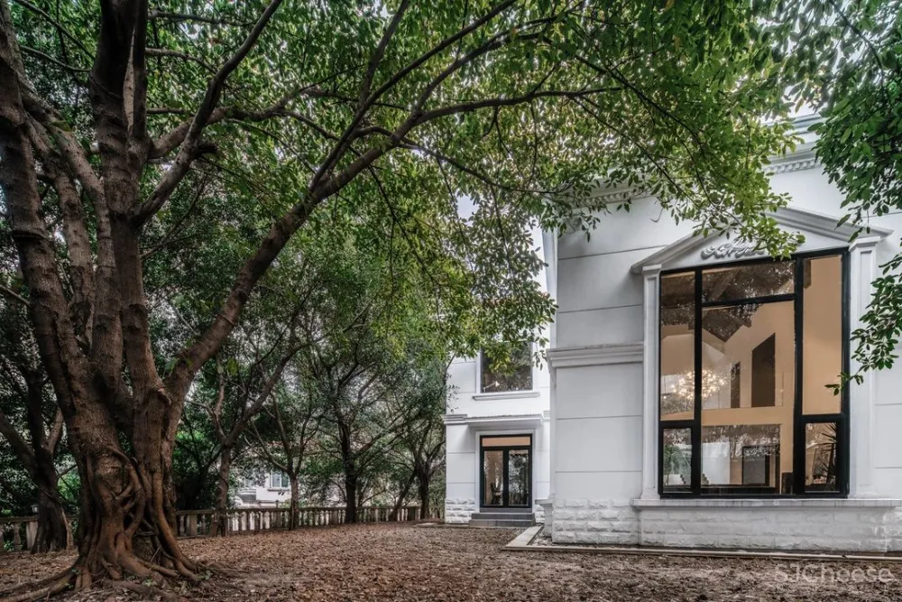 她厌倦城中豪宅，搬去郊外340m²玻璃别墅，宅着像神仙！