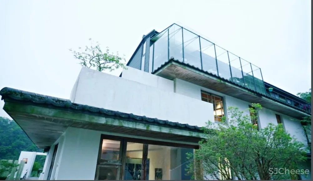 他把破茶厂改成1500㎡别墅,一张沙发就值一栋楼,却从不住人