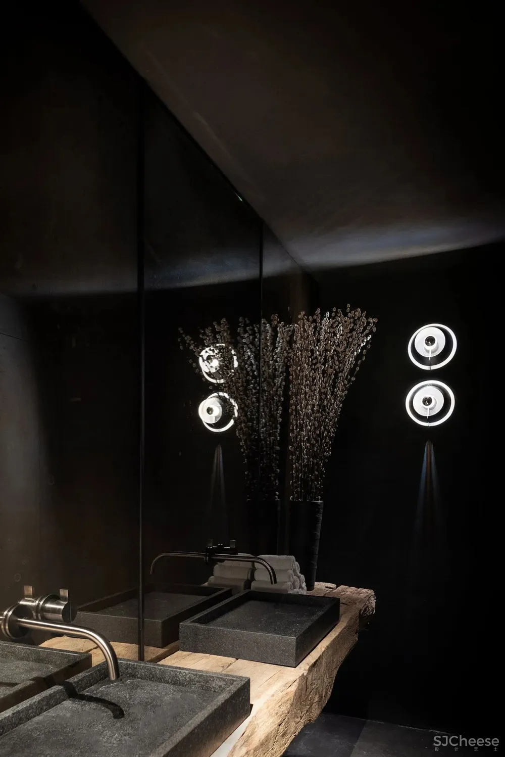 历史悠久的马车房改造成一个现代餐厅，比利时