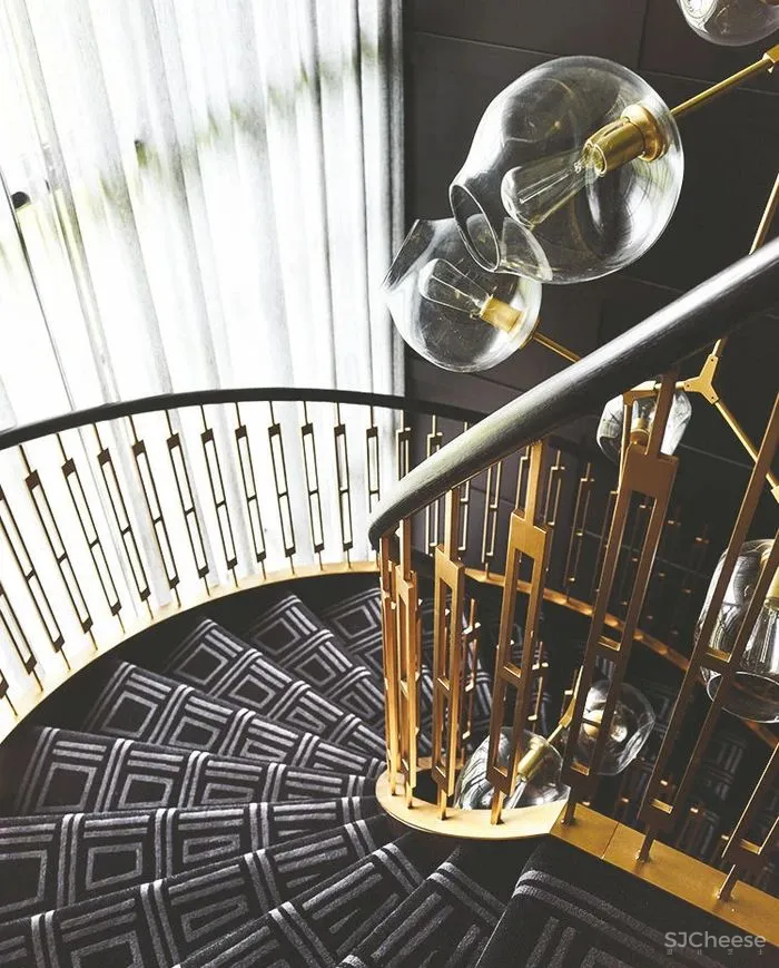 乡村别墅的大胆都市风，堪称黄铜设计典范