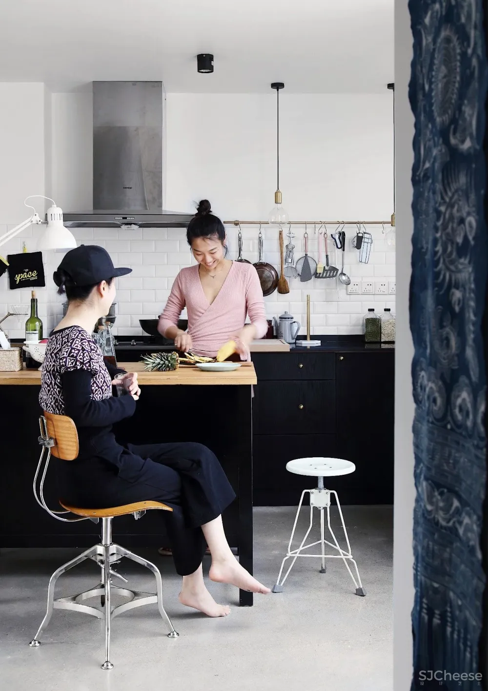 麻辣烫店倒闭,文艺青年用自己160m²的家逆袭,自由流浪的感觉太好了!