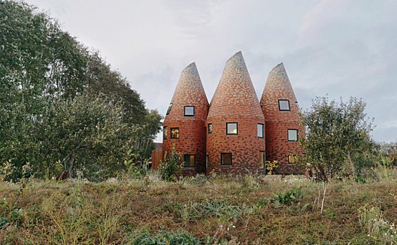 ACME staircase | Bumpers Oast House , 啤酒窑式住宅的现代诠释