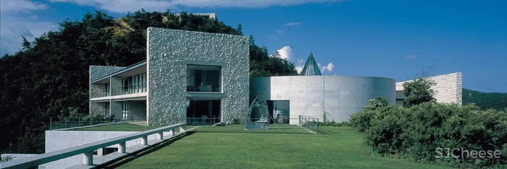 安藤忠雄雪藏17年的神秘作品被改造成酒店,供客人裸泳