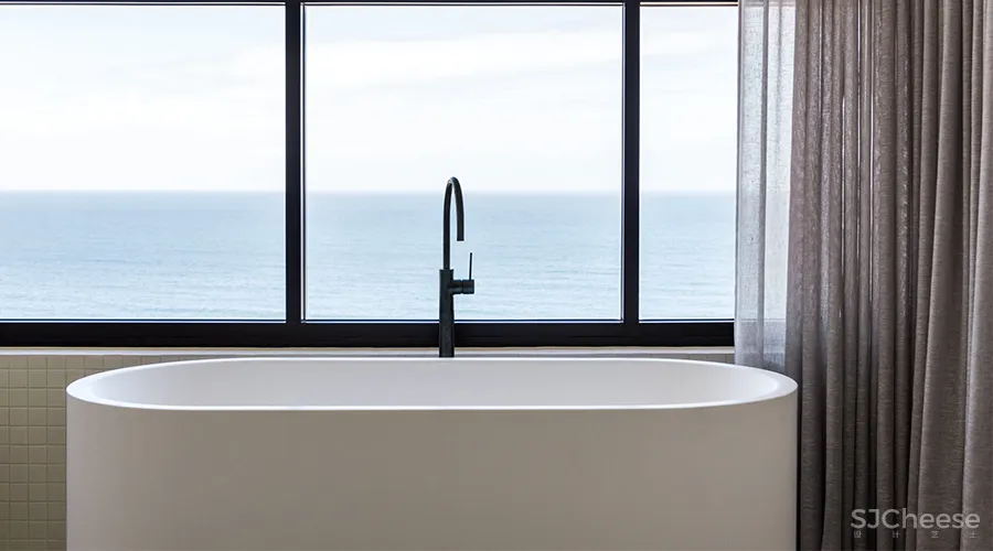 拱形元素 极简白, 打造出别样的顶层公寓