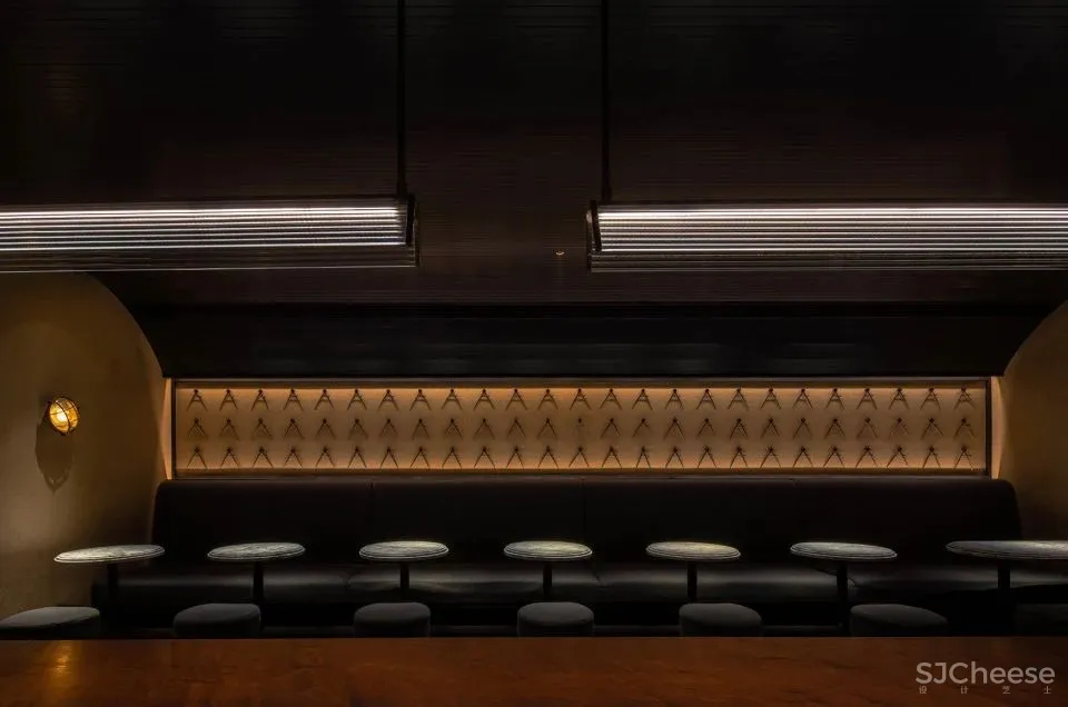 新作 结合欧式车厢和美式办公室风格 成都“π酒吧” iZ Design Studio