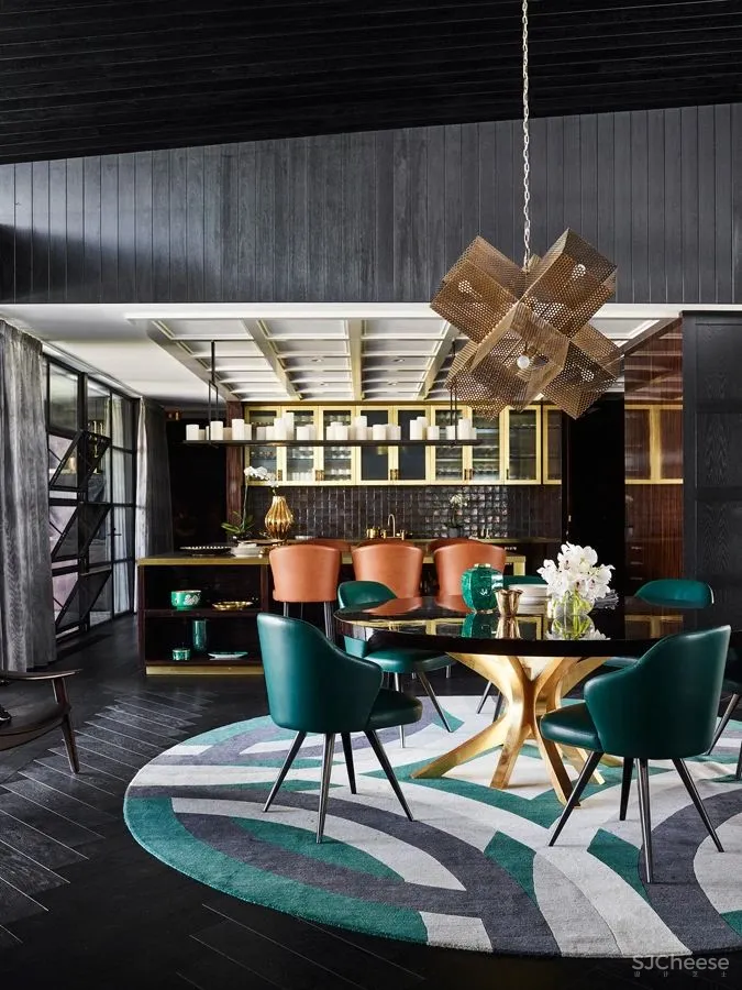 乡村别墅的大胆都市风，堪称黄铜设计典范