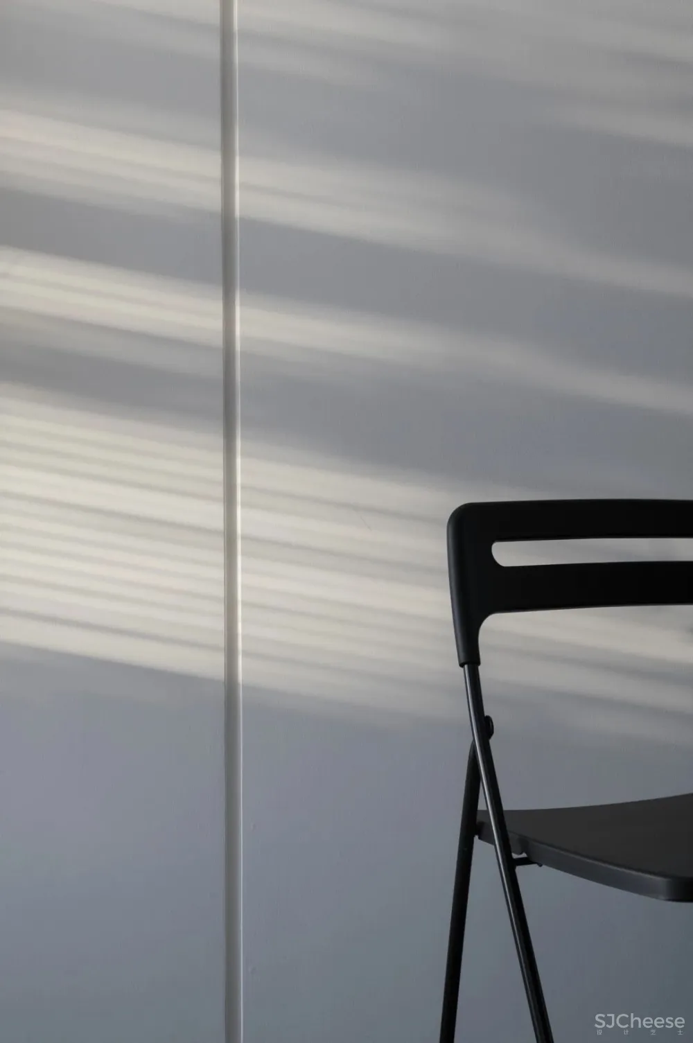 33㎡,3.5m高,3m宽,竟然变身双层豪宅?70后商务男的家,深色的大气!