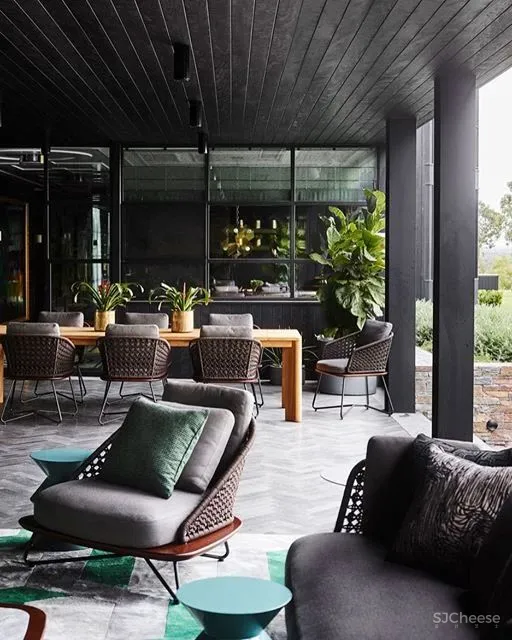 乡村别墅的大胆都市风，堪称黄铜设计典范