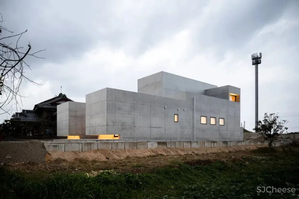 坐落日本郊区的野兽派混凝土建筑