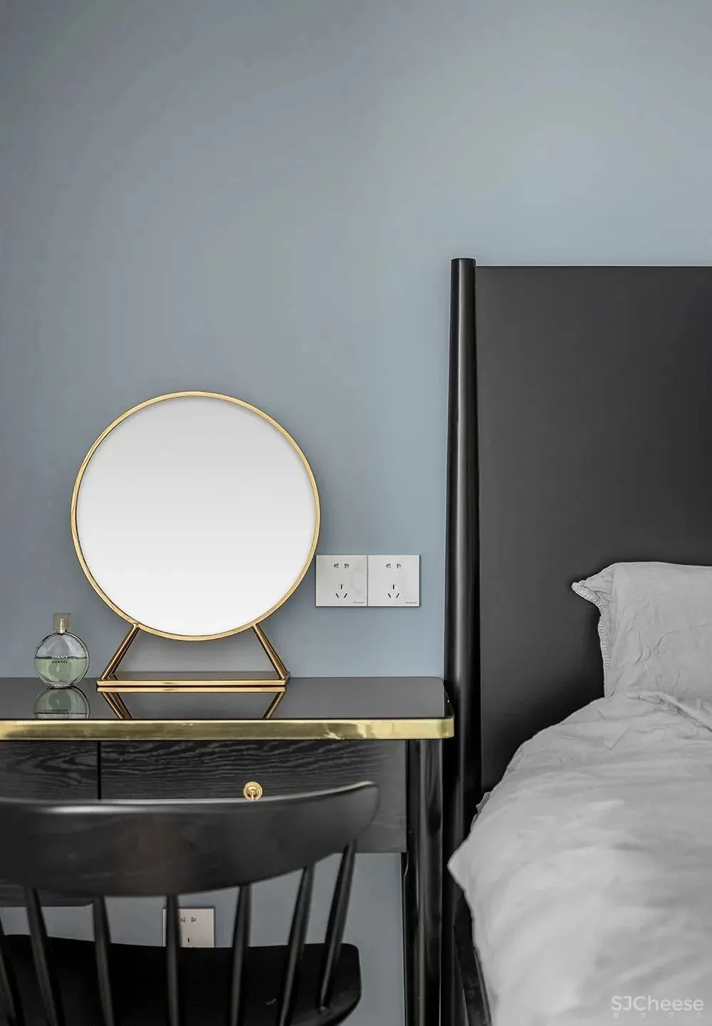 只有90平米的小套三，他家却能拥有9米长的电视墙