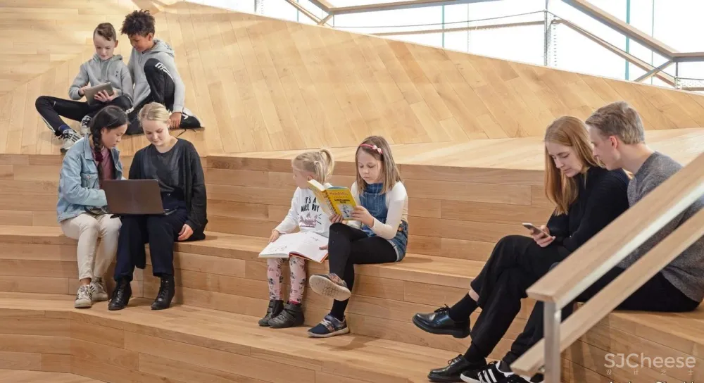 10年烧了7.5亿，全球最不务正业图书馆，能看电影、打游戏、唱K…流浪汉都可以随意进