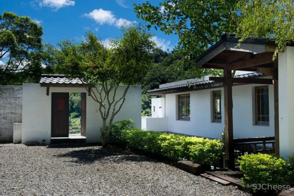 他把破茶厂改成1500㎡别墅,一张沙发就值一栋楼,却从不住人