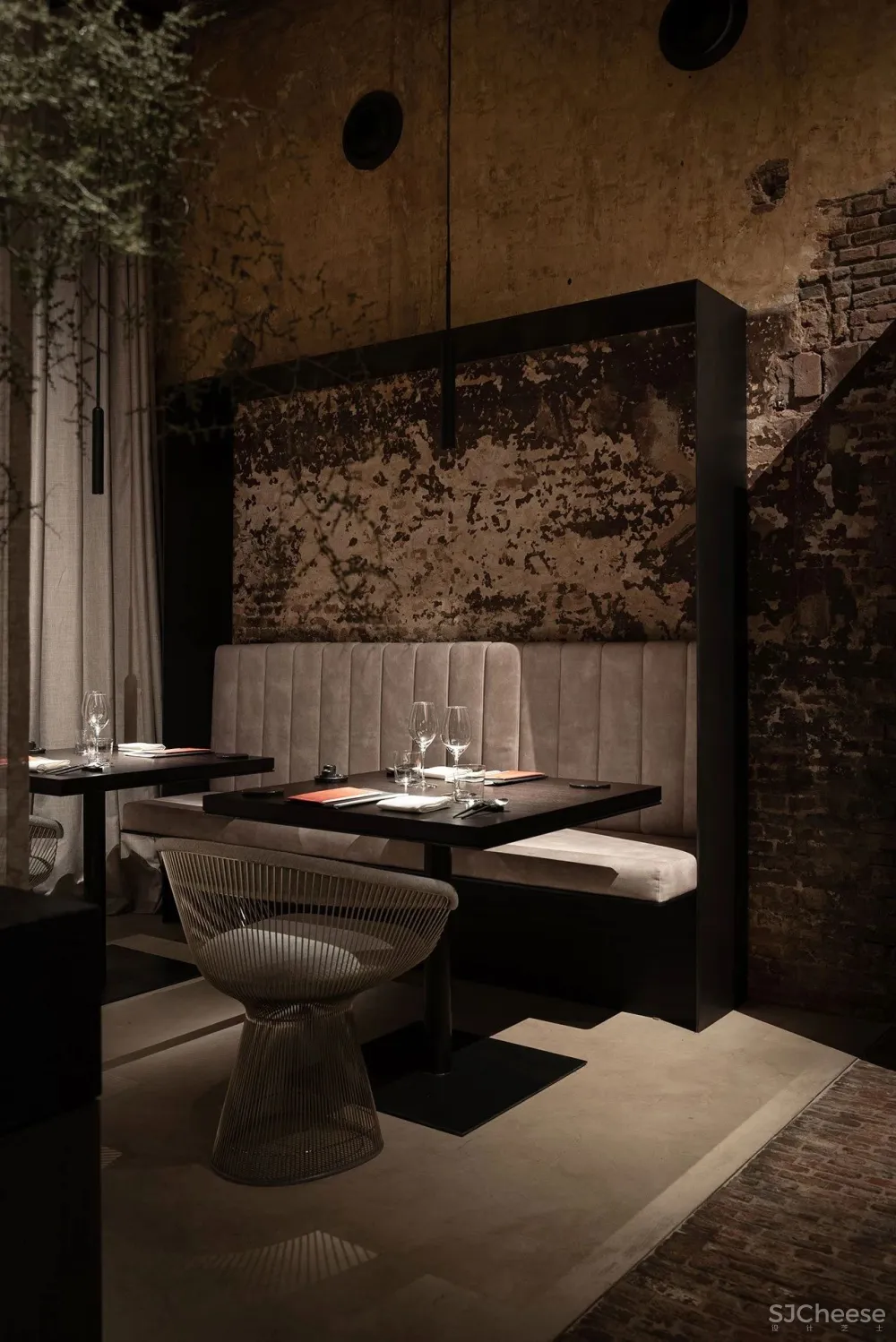 历史悠久的马车房改造成一个现代餐厅，比利时