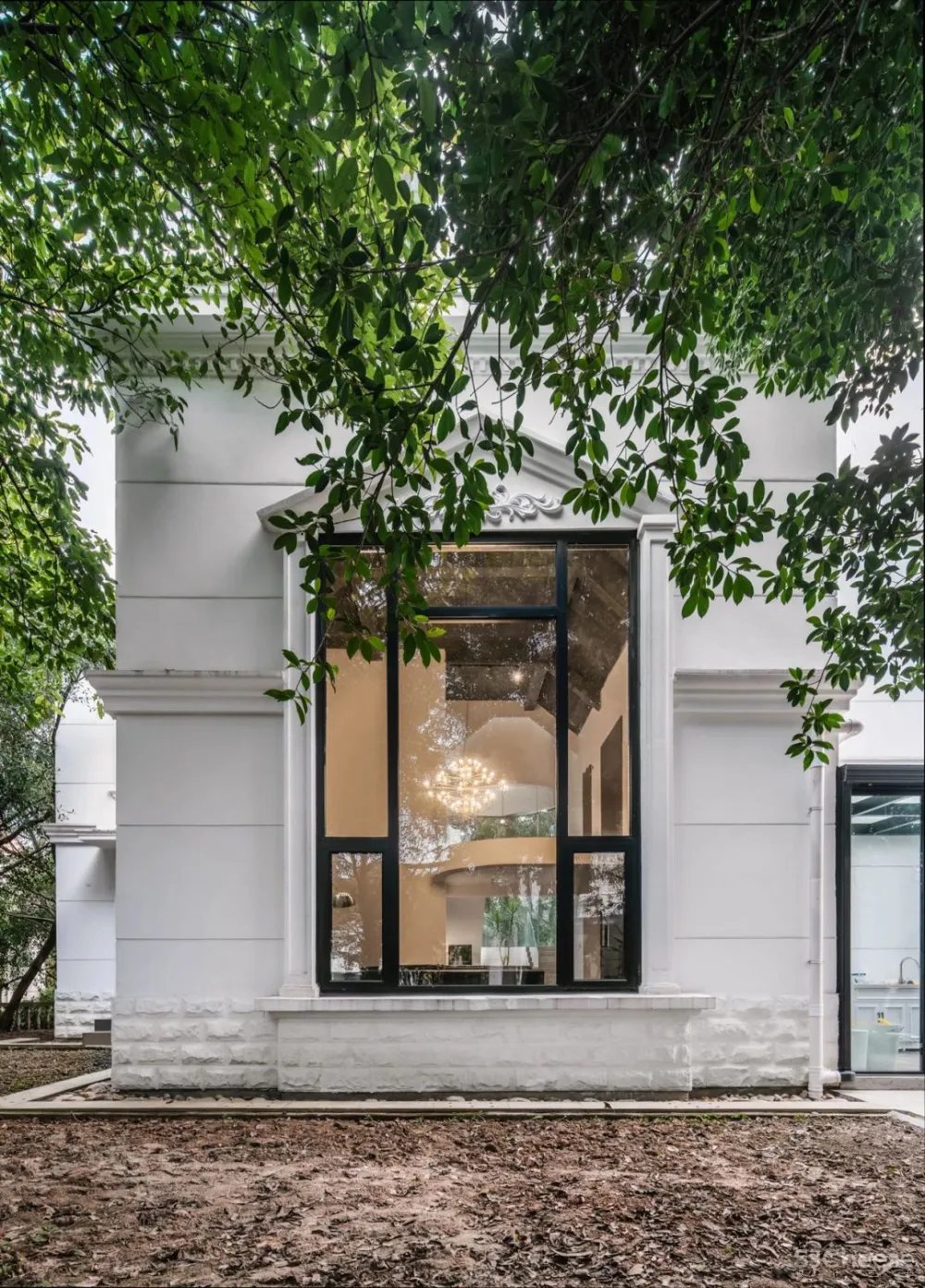 她厌倦城中豪宅，搬去郊外340m²玻璃别墅，宅着像神仙！