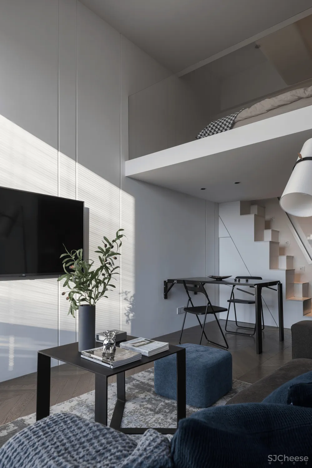 33㎡,3.5m高,3m宽,竟然变身双层豪宅?70后商务男的家,深色的大气!