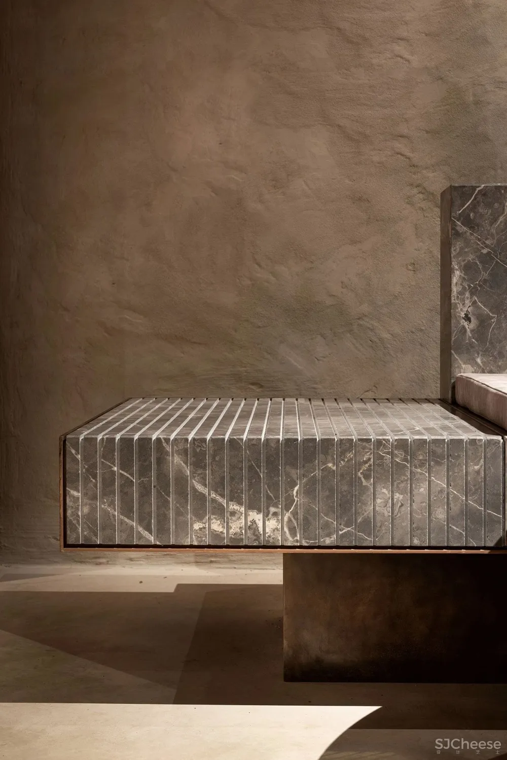 历史悠久的马车房改造成一个现代餐厅，比利时