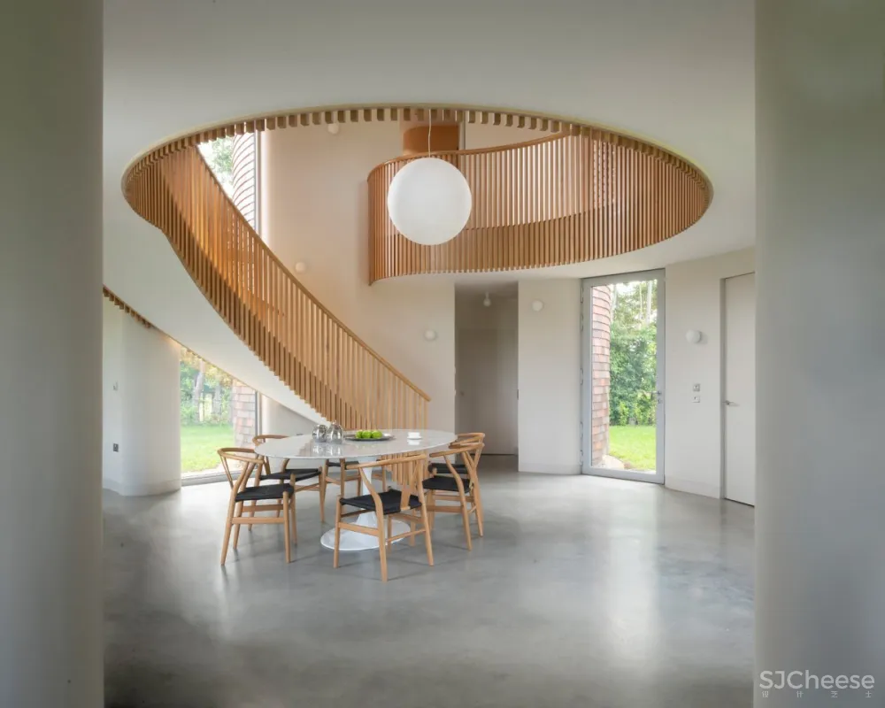 ACME staircase | Bumpers Oast House , 啤酒窑式住宅的现代诠释