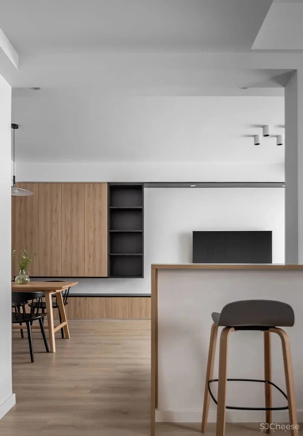 只有90平米的小套三，他家却能拥有9米长的电视墙