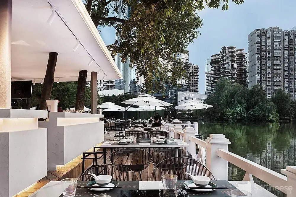 佳作 王怀庄 × 素梧：湖畔与树屋，现代而浪漫的白色餐厅