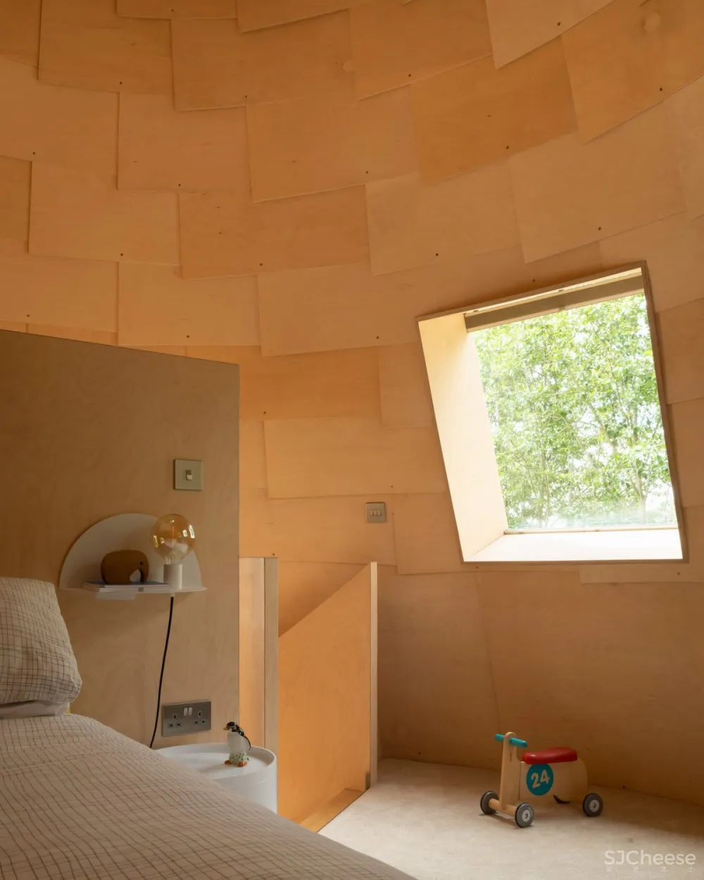 ACME staircase | Bumpers Oast House , 啤酒窑式住宅的现代诠释