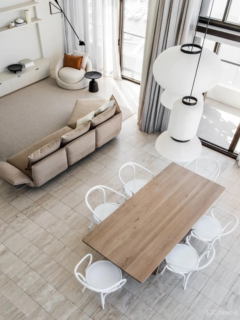 拱形元素 极简白, 打造出别样的顶层公寓