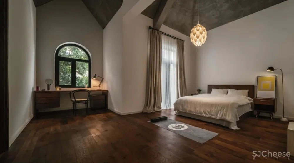 她厌倦城中豪宅，搬去郊外340m²玻璃别墅，宅着像神仙！