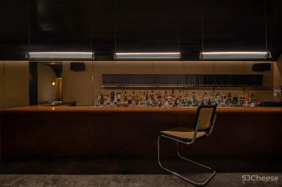 新作 结合欧式车厢和美式办公室风格 成都“π酒吧” iZ Design Studio