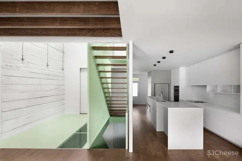 除了上下楼,这座楼梯也是空间的限定元素