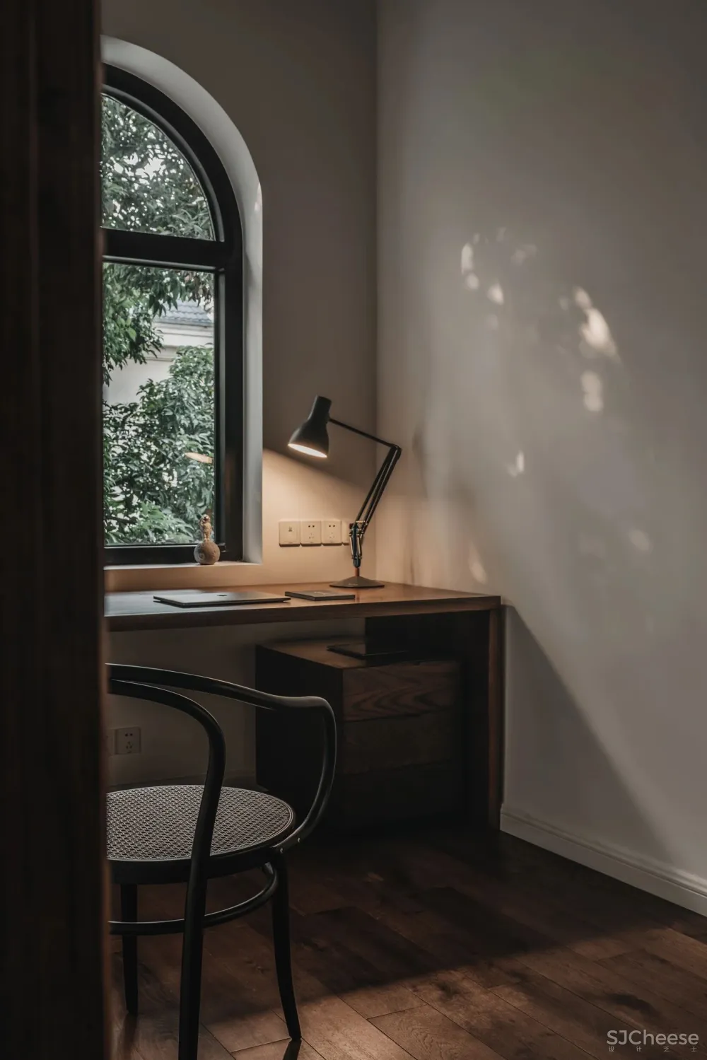 她厌倦城中豪宅，搬去郊外340m²玻璃别墅，宅着像神仙！