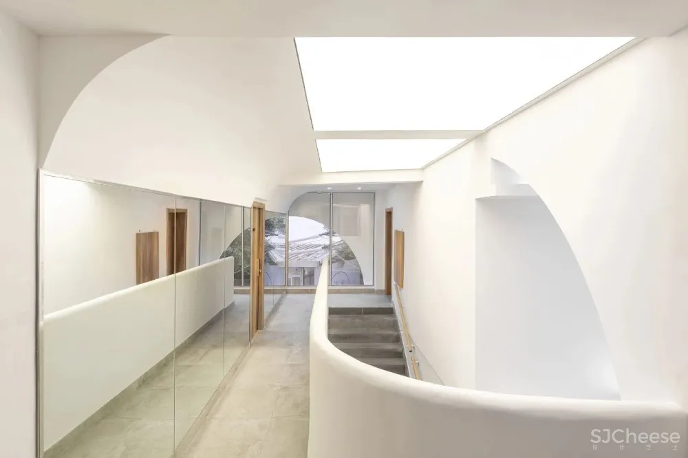 火到央视的极致毛坯房改造：家里什么都用白的，整个房子在发光