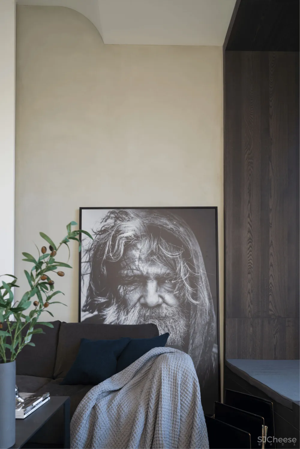 33㎡,3.5m高,3m宽,竟然变身双层豪宅?70后商务男的家,深色的大气!