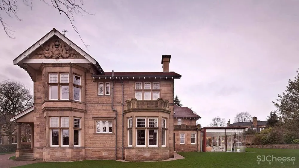 别墅旁边的这座玻璃亭子才是“画龙点睛”