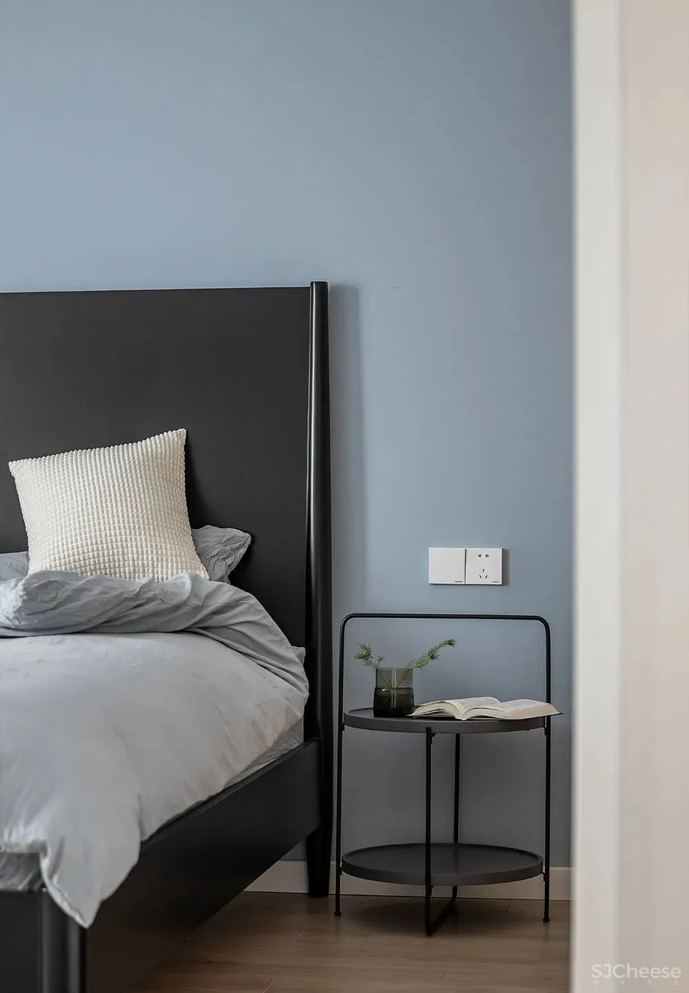 只有90平米的小套三，他家却能拥有9米长的电视墙