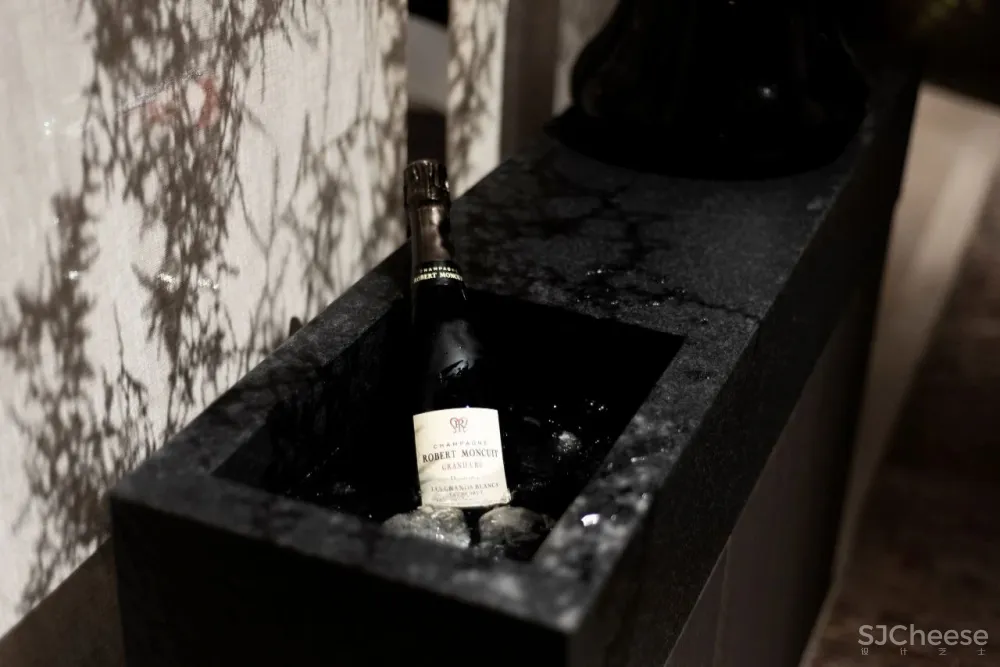 历史悠久的马车房改造成一个现代餐厅，比利时