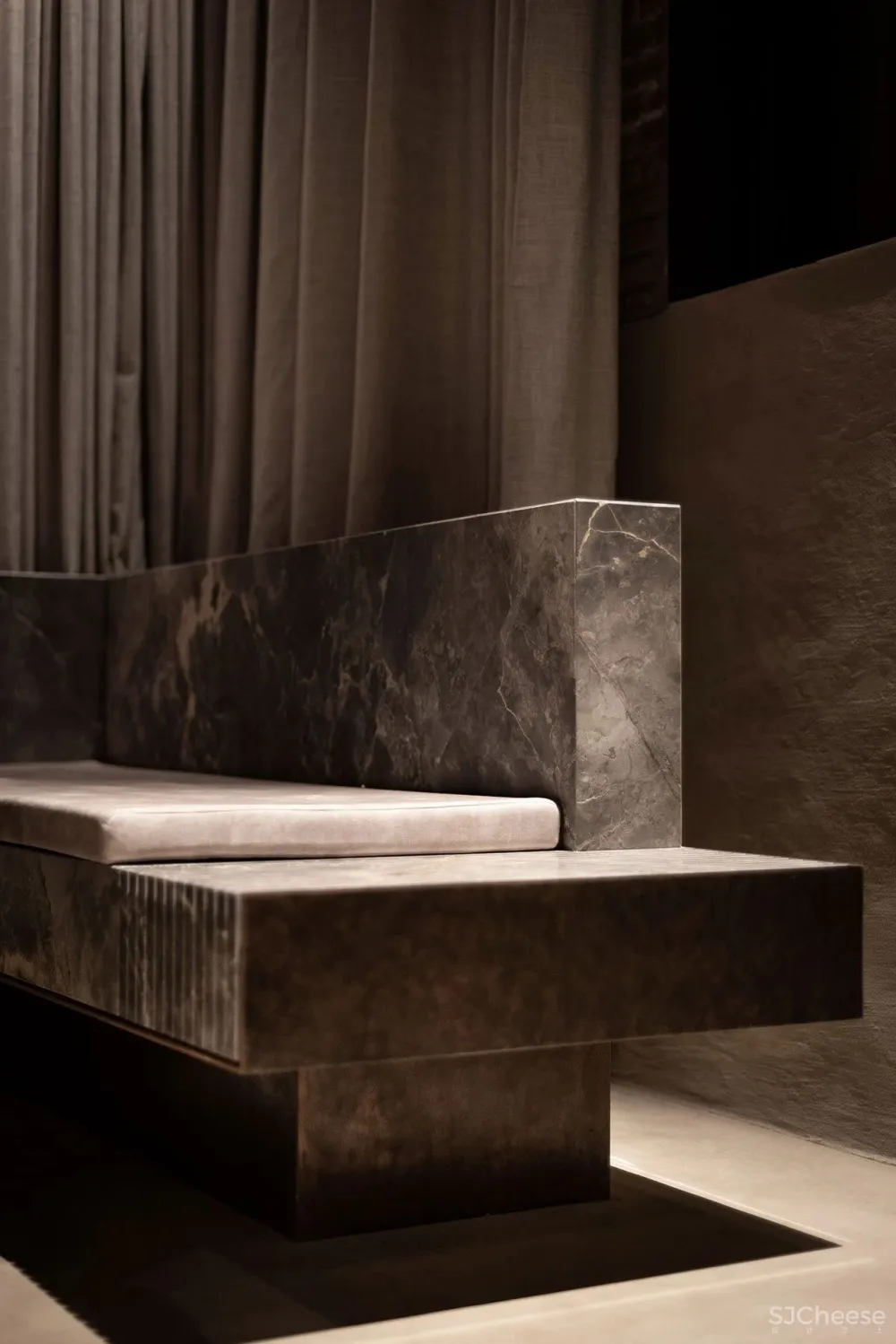 历史悠久的马车房改造成一个现代餐厅，比利时