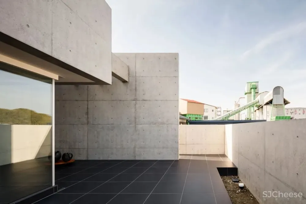 坐落日本郊区的野兽派混凝土建筑