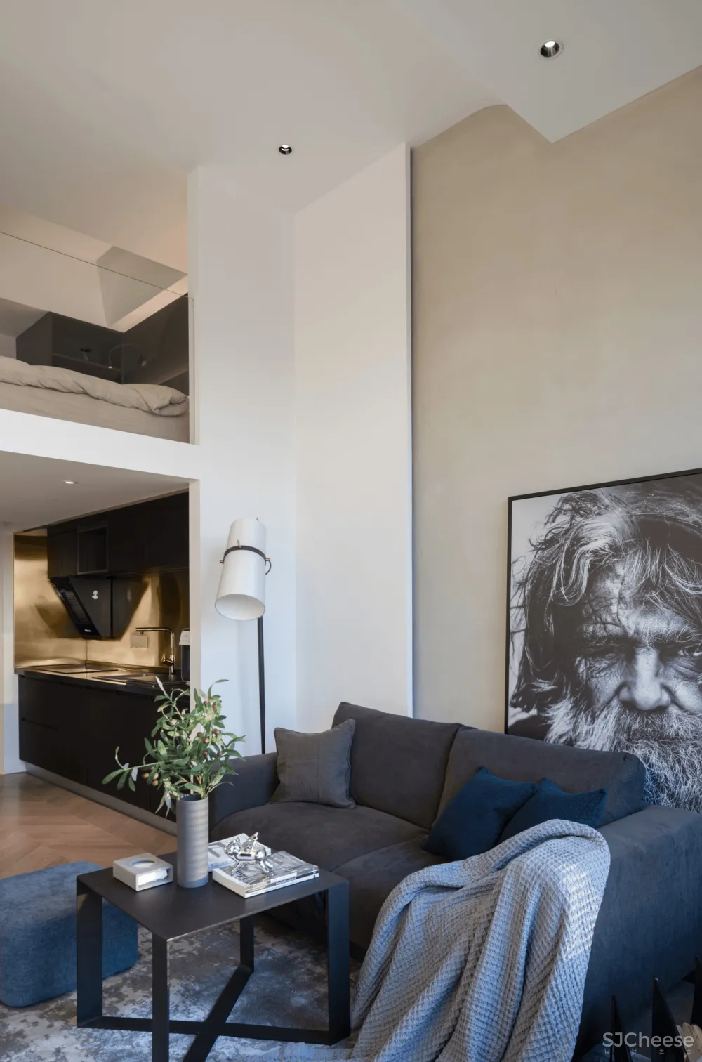 33㎡,3.5m高,3m宽,竟然变身双层豪宅?70后商务男的家,深色的大气!