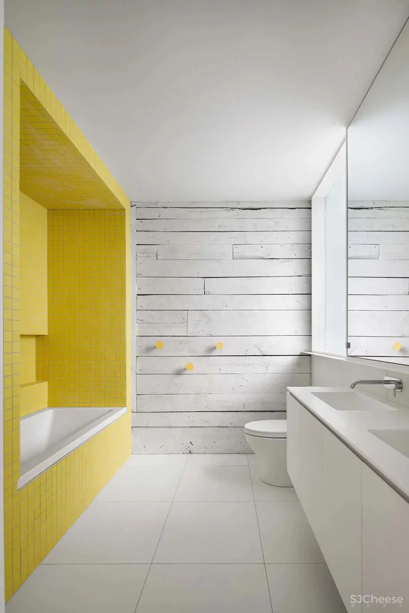 除了上下楼,这座楼梯也是空间的限定元素